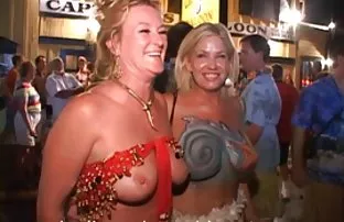 XXX నన్ను ఆహ్వానించారు. తన పర్యాటక రష్యా నుండి మరియు వేడెక్కినప్పుడు ఘనీభవించిన నల్లటి జుట్టు గల స్త్రీని సెక్స్