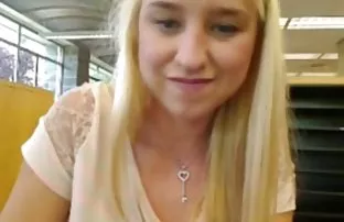 XXX కండరాల అథ్లెటిక్ ఆవిర్భవించినది ఒక దట్టమైన అడవి బస్టీ అందగత్తె