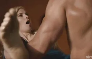 XXX తిరుగుబోతు slutty బికినీ రేకెత్తించి ఒక వ్యక్తి ఒక క్రూరమైన అంగ